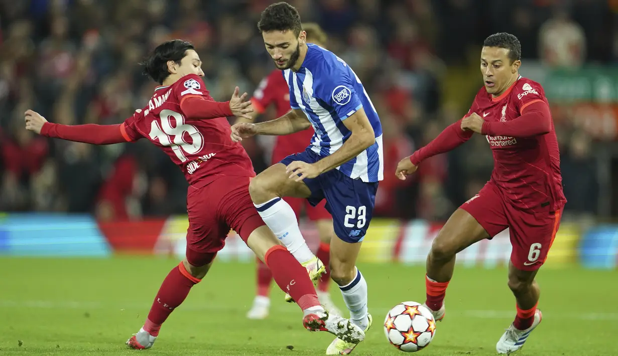 Liverpool yang sudah memastikan tiket lolos tetap tampil serius meladeni lawannya. Mereka berkali-kali menggempur jantung pertahanan FC Porto. (AP/Jon Super)