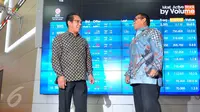 Samsul Hidayat berbincang dengan Novrihandri saat pencatatan obligasi dan sukuk, Jakarta, Senin (28/11). Penerbitan obligasi dan sukuk merupakan upaya perseroan memenuhi pendanaan sebesar Rp 25 triliun hingga tahun 2020. (Liputan6.com/Angga Yuniar)