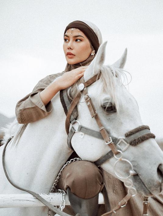 Hijab dan perhiasan kepala yang dikenakannya menambah pesona penampilan Dara Arafah. Tak hanya berkuda, Dara juga terlihat mencoba memanah, menambah kesan 'vibes perempuan zaman Rasulullah' seperti yang disebut beberapa netizen. (Liputan6.com/IG/@daraarafah)