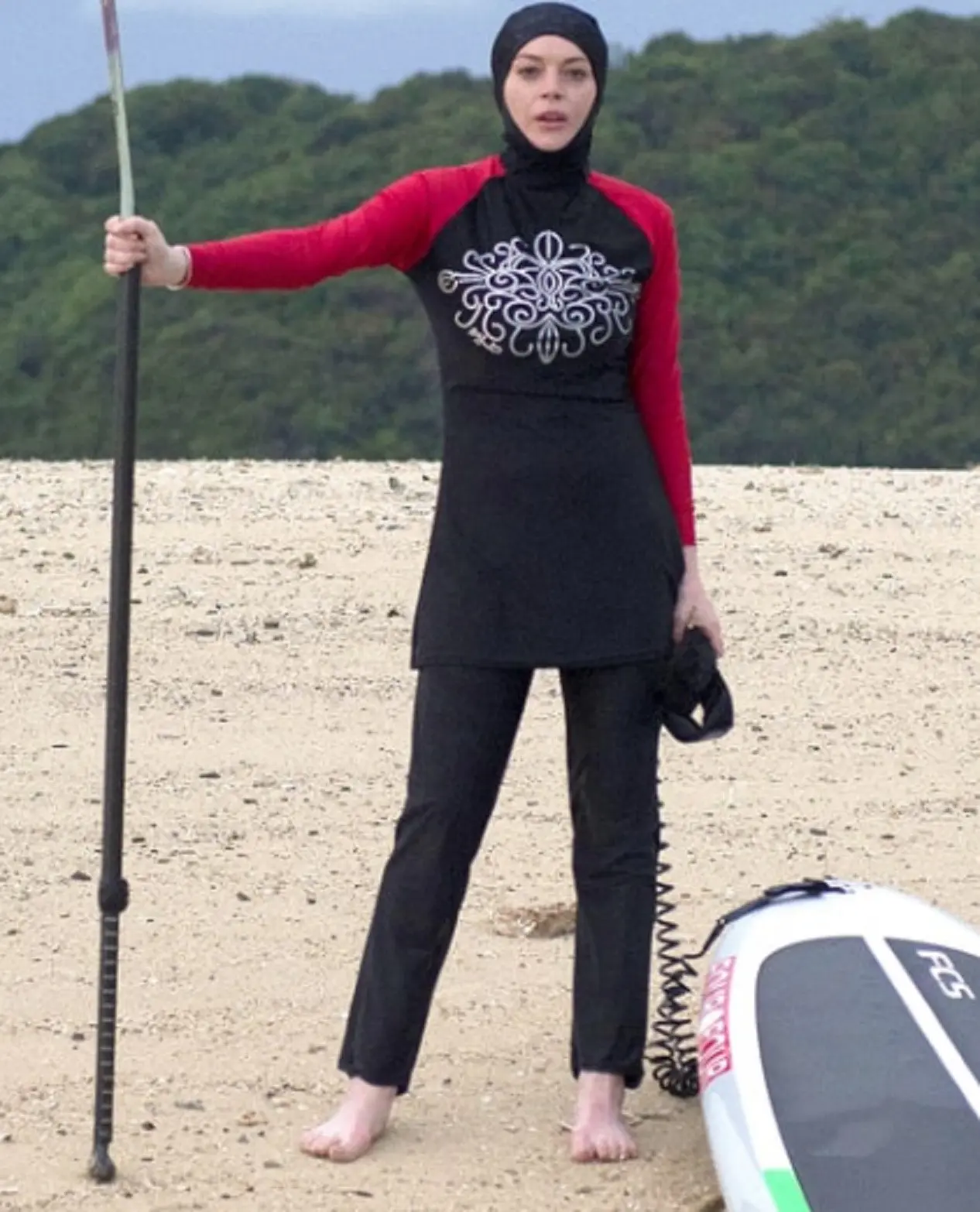 Penampilan Lindsay Lohan yang terlihat berbeda dengan `burkini` atau baju renang hijab (Splash News)
