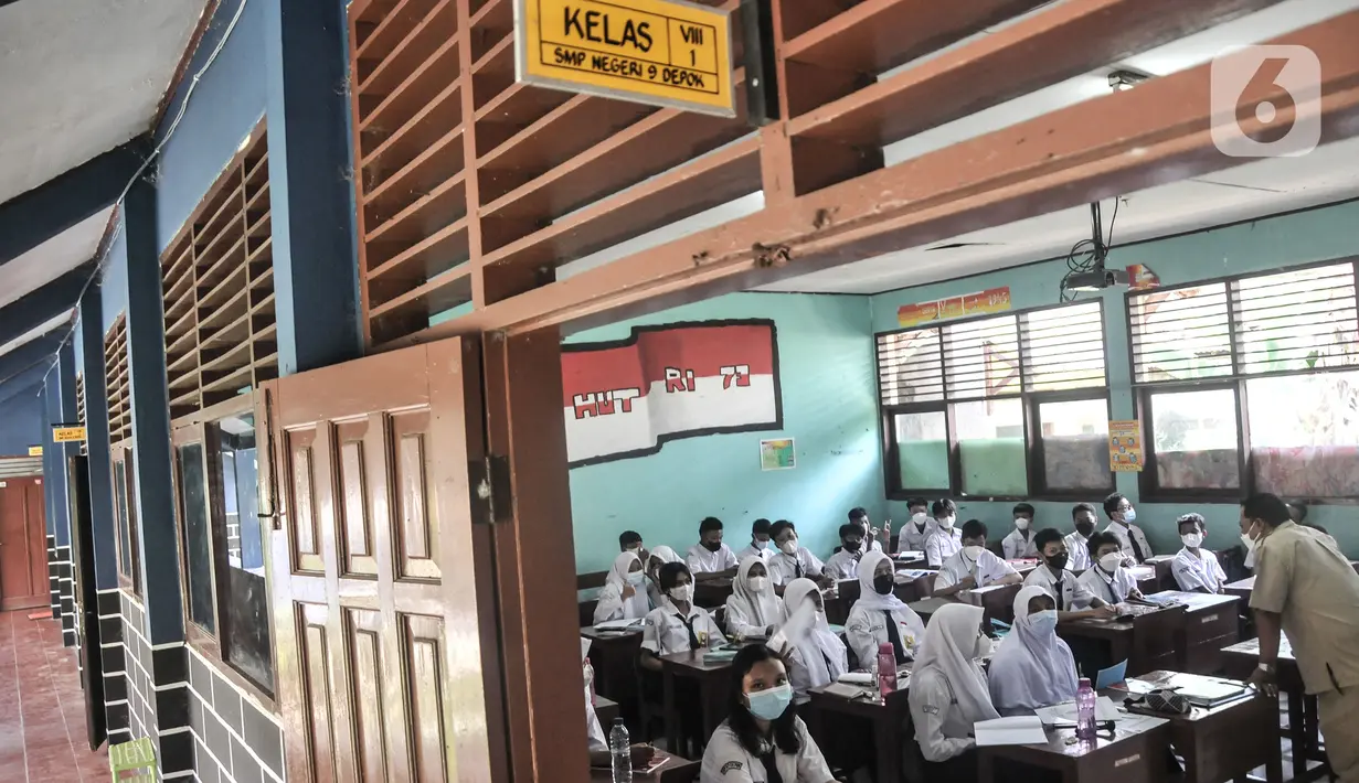Suasana kegiatan Pembelajaran Tatap Muka (PTM) 100 Persen di SMP Negeri 9 Depok, Cipayung, Jawa Barat, Senin (24/1/2022). PTM 100 persen di Depok berlangsung selama 6 jam yang terdiri atas tiga mata pelajaran per hari. (merdeka.com/Iqbal S Nugroho)
