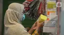 Aktivitas penjualan masker tiga lapis dan multivitamin di Pasar Pramuka, Jakarta, Rabu (23/9/2020). Terkait pelarangan pemakaian masker scuba dan buff di KRL, penjualan masker biasa masih normal di pasaran dengan harga sekitar Rp.60.000-Rp 150.000 per boks. (merdeka.com/Imam Buhori)