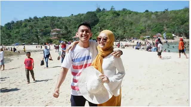 Meski sibuk bekerja, Ellen dan suami tak lupa untuk menghabiskan waktu bersama. Keduanya terlihat menikmati keindahan pantai.