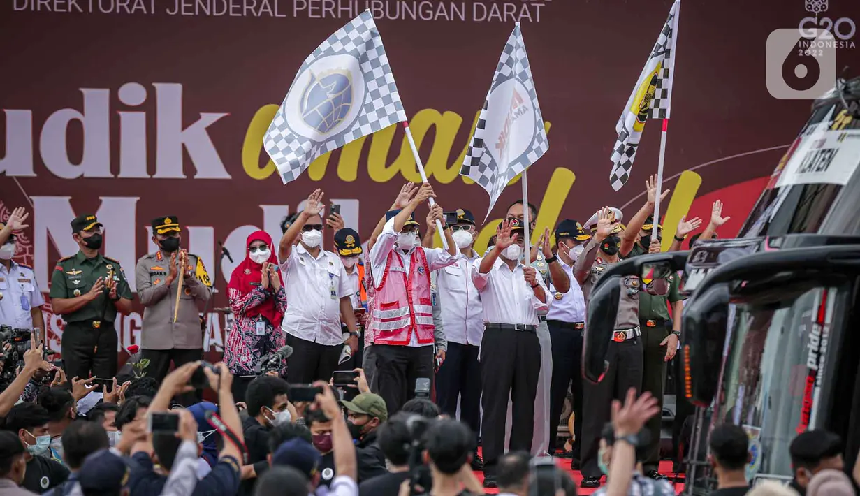 <p>Menko PMK Muhadjir Effendy (tengah) dan Menteri Perhubungan Budi Karya Sumadi (kiri) melepas Mudik Aman Mudik Sehat di Terminal Jatijajar, Depok, Jawa Barat, Kamis (28/4/2022). Enesis Group membuka posko mudik dan arus balik di beberapa titik di Pulau Jawa sejak 25 April hingga 8 Mei 2022 untuk memberikan kenyamanan dan keamanan bagi masyarakat. (Liputan6.com/Faizal Fanani)</p>