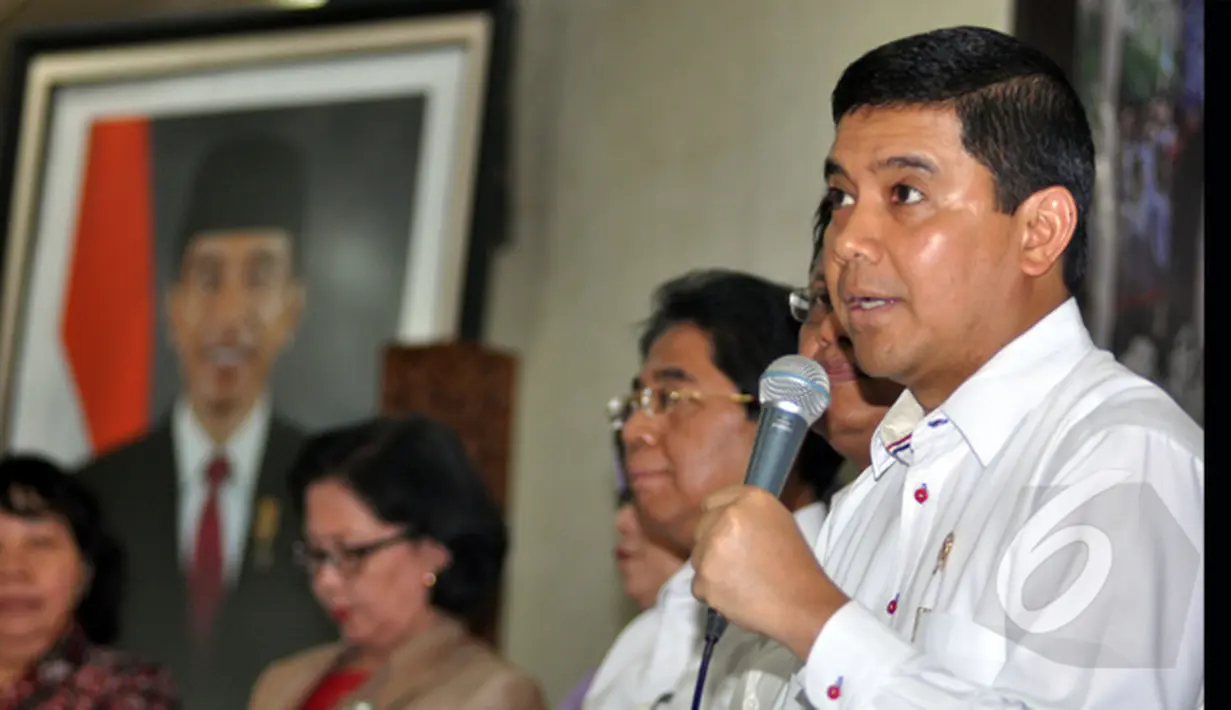 Yuddy Chrisnandi (kanan) menjelaskan keberhasilan Kementerian PANRB saat konferensi pers terkait 100 kinerja Kementerian PANRB, Jakarta, Selasa (27/1/2015). (Liputan6.com/Miftahul Hayat)