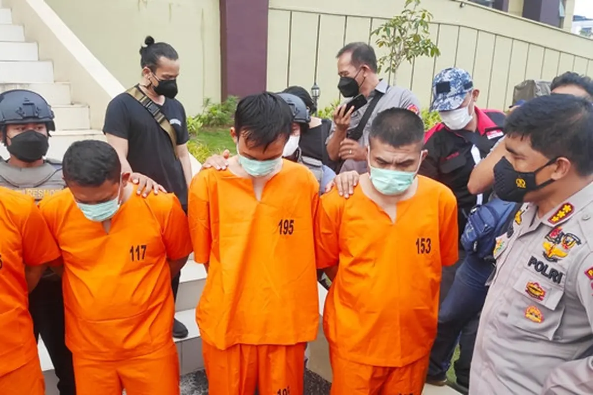 Kabid Humas Polda Riau berbincang dengan empat tersangka perampokan ATM di Rokan Hulu.