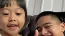 <p>Kaesang Pangarep tengah mengajari putri Kahiyang Ayu dan Bobby Nasution, Sedah Mirah untuk memanggil kakak kepadanya. Sang ponakan mengikutinya hingga membuatnya tersenyum. (Foto: Instagram/@kaesangp)</p>