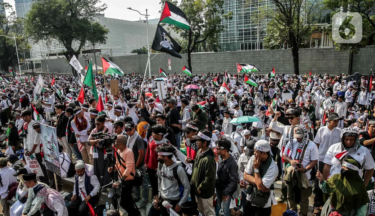 Mereka mengenakan pakaian bernuansa putih hitam dengan atribut seperti syal dan bendera Palestina. (Liputan6.com/Faizal Fanani)