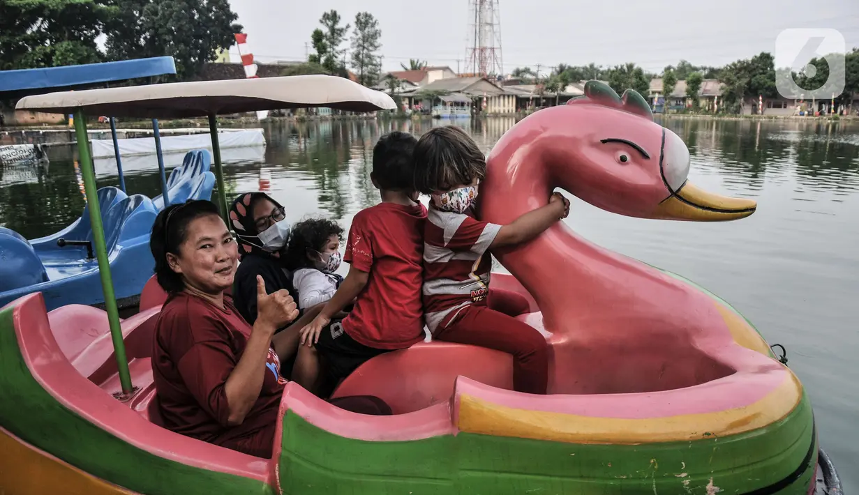 Warga saat mengendarai bebek-bebekan di Situ Citayam, Depok, Jawa Barat, Minggu (22/8/2021). Selama pandemi Covid-19 melanda, Situ Citayam menjadi wisata alternatif warga sekitar yang menawarkan wahana air seperti bebek-bebekan dan pemancingan. (merdeka.com/Iqbal S.Nugroho)