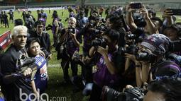 Pemain Arema FC, Christian Gonzales meraih sepatu emas saat timnya meraih juara  Piala Presiden 2017 di Stadion Pakansari, Bogor, Minggu (12/3/2017). (Bola.com/Nicklas Hanoatubun)