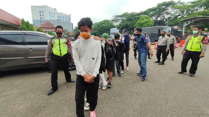 Polisi mengamankan sejumlah pelajar di Tangerang yang hendak ke Jakarta untuk mengikuti demo penolakan RUU Cipta Kerja. (Liputan6.com/Pramita Tristiawati)