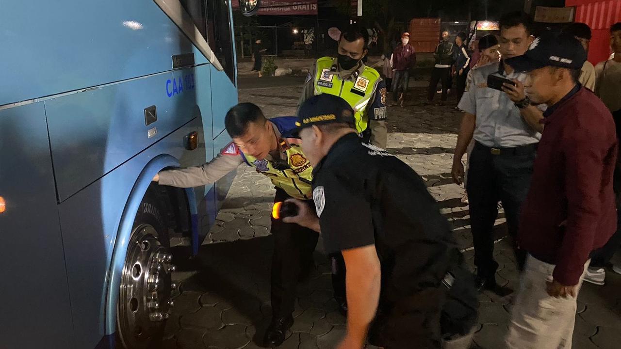 Satlantas Polres Metro Depok melakukan ramp check terhadap bus yang akan membawa rombongan siswa study tour. (Istimewa)