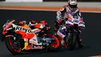 Pembalap Pramac Racing, Jorge Martin (kanan), bersenggolan dengan pembalap Repsol Honda, Marc Marquez dalam MotoGP Valencia yang berlangsung di Sirkuit Ricardo Tormo, Valencia, Spanyol Minggu (26/11/2023). (AFP/Javier Soriano)
