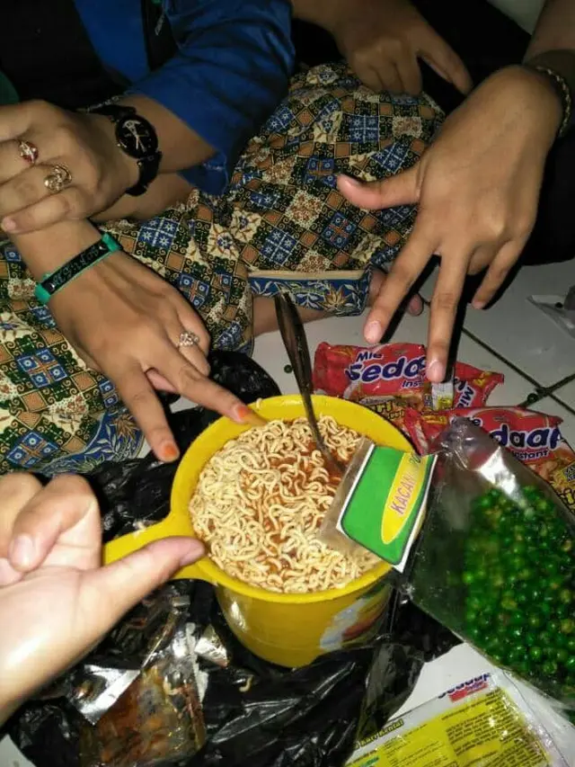 Perlu Kamu Coba, Begini 10 Cara Nyeleneh Masak Mi yang Super Kocak