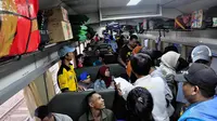 Suasana di dalam Kereta Matarmaja tujuan Malang di Stasiun Senen, Jakarta. (Liputan6.com/Faizal Fanani)