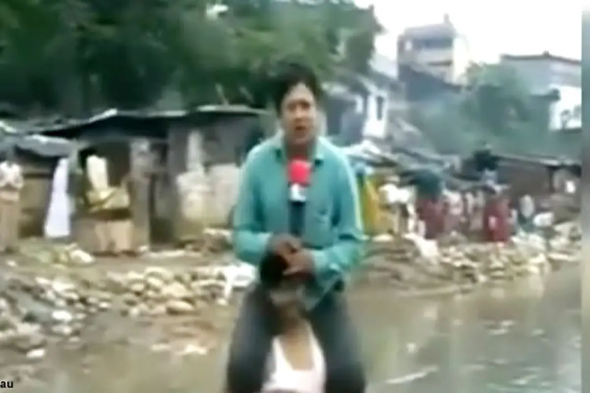 Reporter Laporkan Berita Banjir Sambil 'Tunggangi' Warga