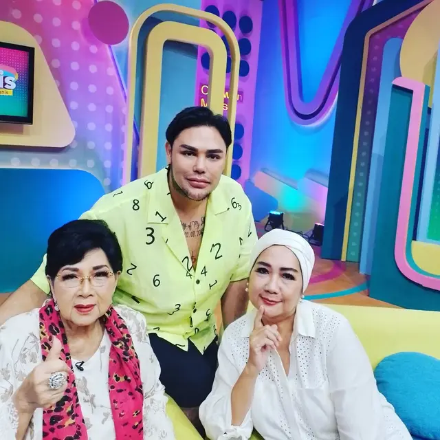 Sampaikan Kabar Ibu Wafat, Ini 6 Potret Petty Anak Sulung Titiek Puspa Bareng Ibunda