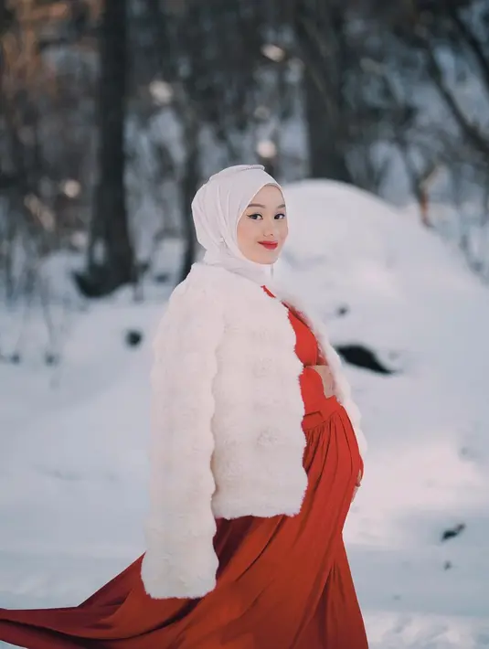 Padanan loose dress warna oranye neon dengan fur jacket bikin tampilan Dinda semakin menawan. @rey_mbayang.