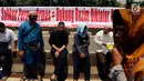 Sejumlah orang dari ormas Islam menggelar aksi unjuk rasa di depan Gedung DPR, Jalan Gatot Subroto, Jakarta, Selasa (24/10). Dalam aksi ini berbagai pesan disampaikan ribuan massa dalam bentuk tulisan seperti poster dan spanduk. (Liputan6.com/JohanTallo)
