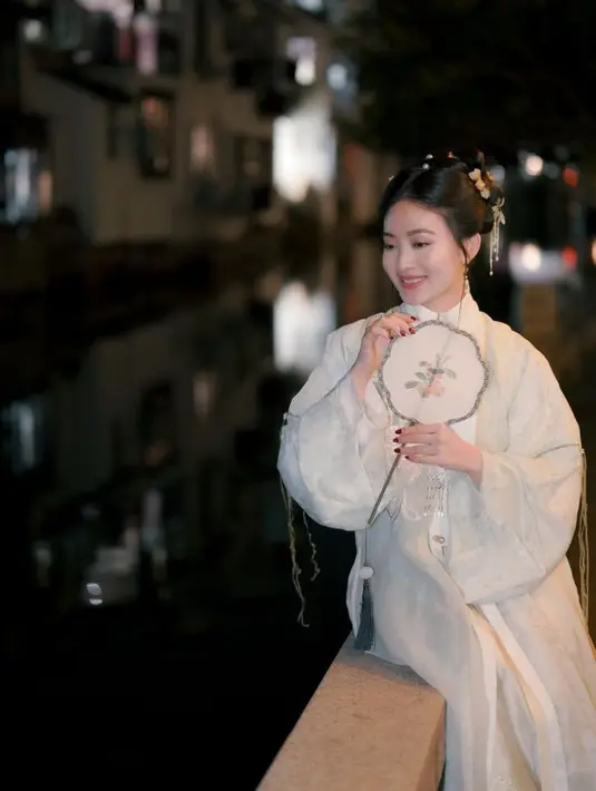 Natasha tampil dengan riasan natural, hanya terlihat mengaplikasikan lipstik pink tipis. Membuat Natasha tampil bak putri China sesuai dengan wajahnya yang oriental.  [@natashawilona12]