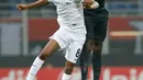 Pemain Austria Wien, Abdullahi Ibrahim Alhassan berebut bola dengan pemain AC Milan, Cristian Zapata pada matchday kelima Liga Europa di Stadion San Siro, Jumat (24/11). Milan lolos ke babak 16 besar usai melumat Austria Wien 5-1. (AP/Antonio Calanni)