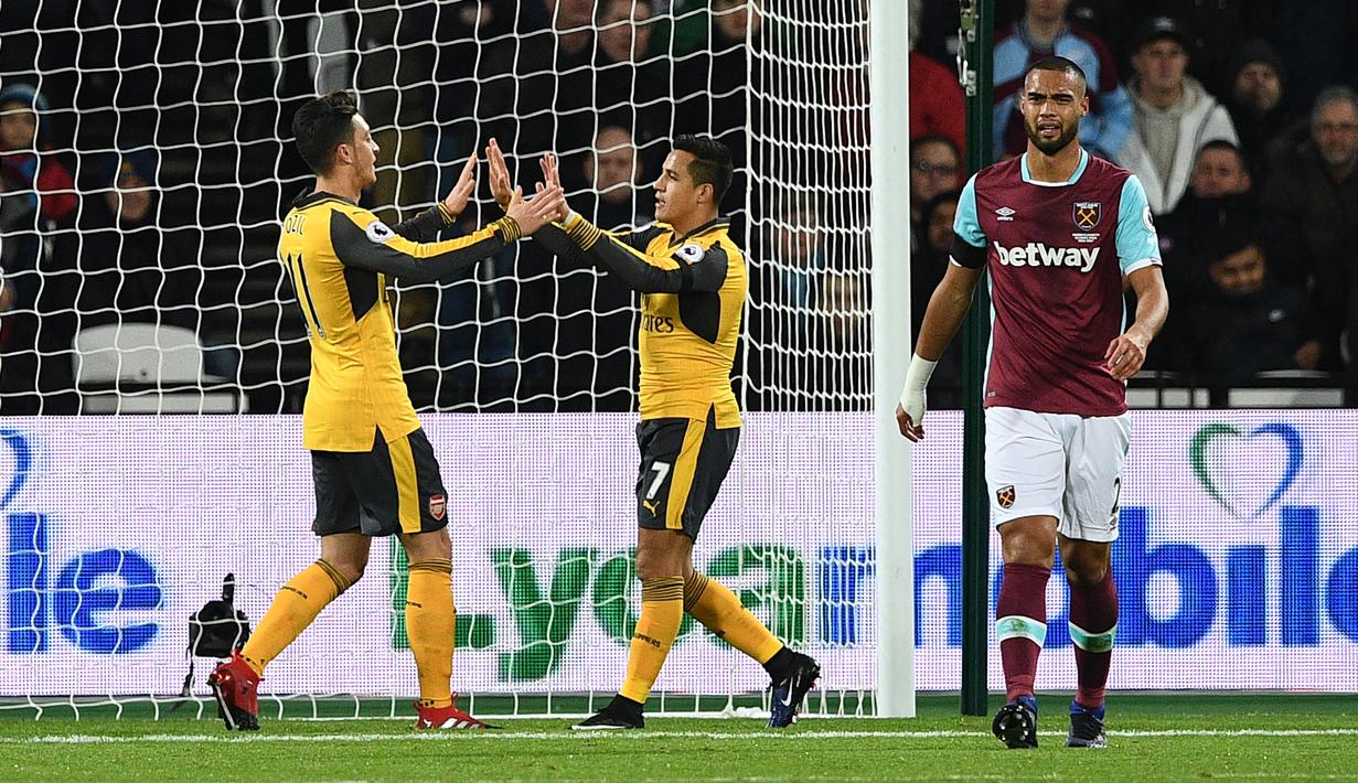 Alexis Sanchez. Striker yang kini menjalani musim ketiga bersama Inter Milan ini mengoleksi 4 hattrick bersama 3 klub, Udinese, Bracelona dan Arsenal. Hattrick terakhirnya dicetak saat Arsenal menang 5-1 atas tuan rumah West Ham United di Liga Inggris 2016/2017, 3 Desember 2016. (AFP/Justin Tallis)