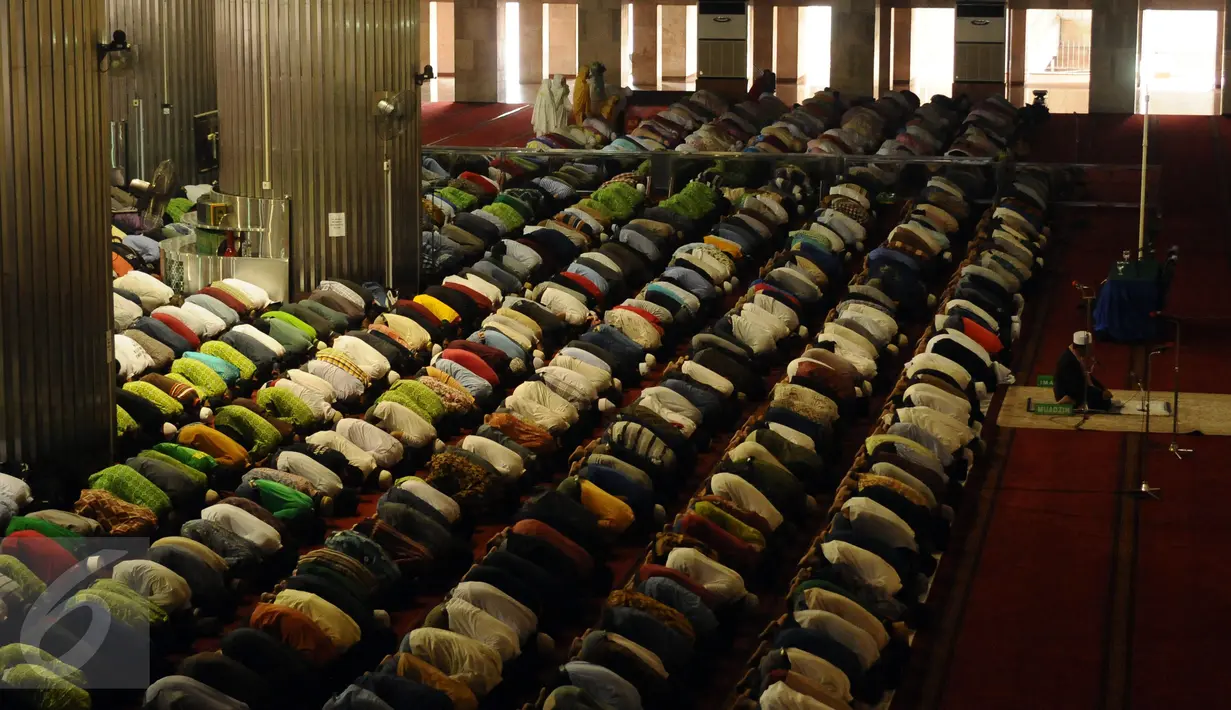 Warga menunaikan salat zuhur di Masjid Istiqlal Jakarta, Kamis (3/11). Jelang demo besar besaran Jumat (4/11), aktivitas warga di Masjid Istiqlal terlihat normal dan kondusif. (Liputan6.com/Helmi Fithriansyah)