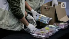 Petugas Komisi Pemberantasan Korupsi (KPK) menunjukkan sejumlah uang hasil Operasi Tangkap Tangan (OTT) Bupati Labuhanbatu Erik Adtrada Ritonga di di Gedung Merah Putih, Jakarta, Jumat (12/1/2024). (Liputan6.com/Faizal Fanani)