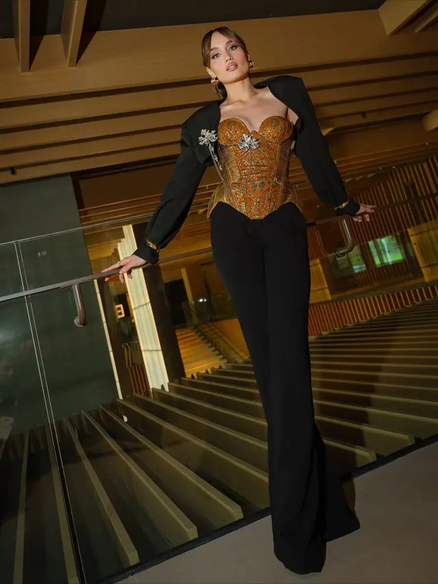 Adu Gaya Lady Boss Maudy Ayunda dan Cinta Laura Berbalut Wastra Saat Jadi Pembicara di Forum ASEAN