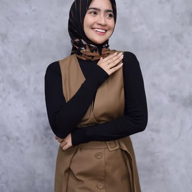 6 Potret Artis Alliza Putri Kini Mantap Berhijab, Resmi Menikah dengan Vicky Kalea