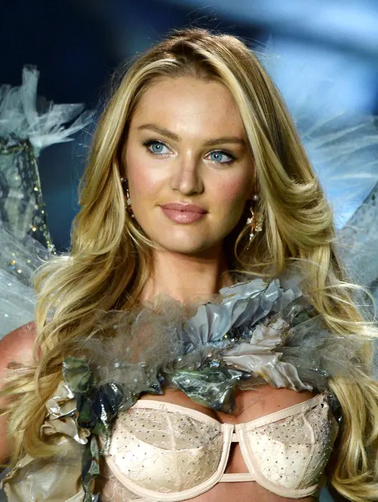 Beberapa laki-laki dari penonton membantunya berdiri, dia menangani insiden seperti seorang pro, tersenyum dan memberi isyarat ‘aku baik-baik saja’ sebelum menyelesaikan tugasnya. (Bintang/EPA)