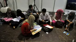 Para pengunjung sedang menyusun Curiculum Vitae (CV) dan lamaran yang telah disiapkan dari rumah masing-masing (Liputan6.com/Johan Tallo)