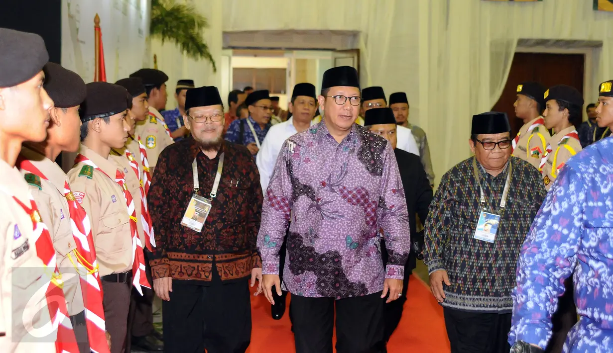 Menteri Agama Lukman Hakim Saifudin (tengah) saat tiba untuk membuka Munas VIII Lembaga Dakwah Islam Indonesia di Jakarta, Selasa (8/11). Munas bertujuan membangun perpektif baru dalam kehidupan berbangsa dan bernegara. (Liputan6.com/Helmi Fithriansyah)