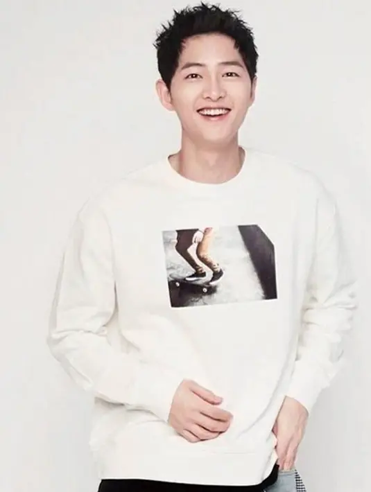 Saat sedang mempromosikan film, Song Joong Ki mendapat pertanyaan perihal kehidupannya setelah menikah nanti. Ia mengatakan akan memikirkannya matang-matang untuk beradu akting dengan Song Hye Kyo. (Instagram/songjoongkionly)