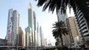 Hotel Gevora (tengah kiri) yang disebut memiliki 75 lantai berlapis emas, di Sheikh Zayed Road, Dubai, Minggu (11/2). Dubai yang merupakan salah satu kota terkaya dunia, menargetkan menarik sekitar 20 juta wisatawan per tahun pada 2020. (KARIM SAHIB/AFP)