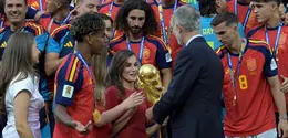 Raja Spanyol Felipe VI (kedua dari kanan) menyerahkan trofi pada Ratu Letizia setelah para pemain sepak bola Spanyol merayakan kemenangan pertandingan final Piala Dunia 2026 antara Spanyol dan Argentina di Stadion New York/New Jersey di East Rutherford pada 19 Juli 2026. (JUAN MABROMATA/AFP)