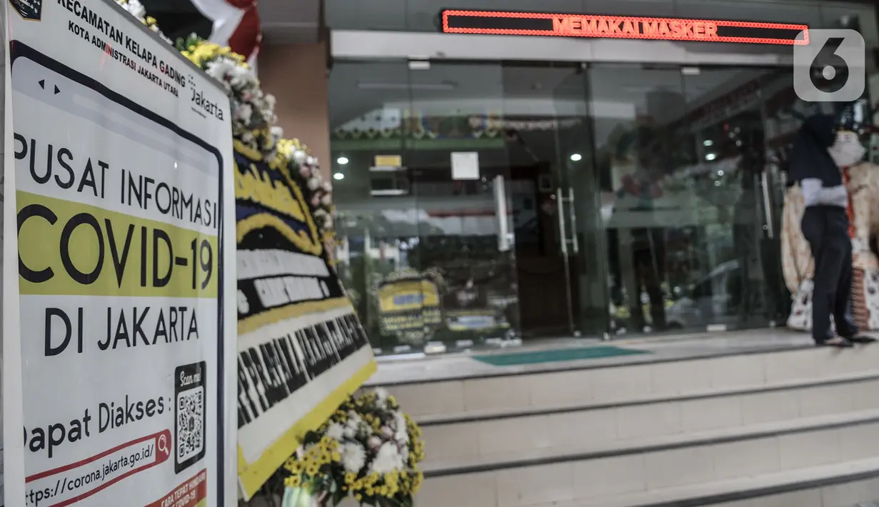 Petugas berada di depan Kantor Kecamatan Kelapa Gading, Jakarta, Senin (21/9/2020). Kantor Kecamatan Kelapa Gading ditutup sementara selama 3 hari hingga Rabu (23/9) mendatang, pasca meninggalnya Camat Kelapa Gading, M Harmawan akibat COVID-19. (merdeka.com/Iqbal Nugroho)