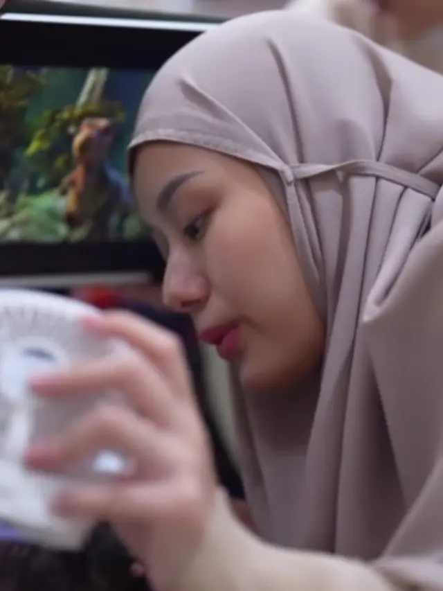 Dinda Hauw dan Rey Mbayang memutuskan agar dua anaknya disunat saat usianya masih usia dini (Foto: instagram dindahw)