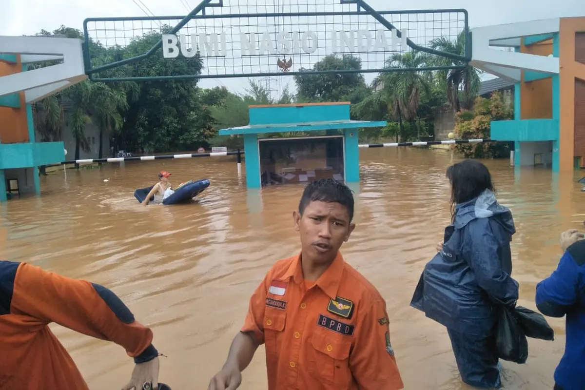 Banjir mengepung Perumahan Bumi Nasio Indah, Kota Bekasi. Petugas BPBD mengevakuasi warga di perumahan yang menjadi langganan banjir setiap tahunnya. Foto: Istimewa