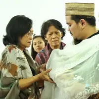 Indra Bekti terlihat tegar atas duka yang tengah menyelimuti dirinya bersama sang istri, Aldila Jelita. Bekti mendampingi jenazah anak ke-3nya, Kenward Athar Indrabekti yang disemayamkan di rumahnya. (Bambang E. Ros/Bintang.com)