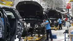 Pekerja menyelesaikan perakitan mobil Mercedes Benz di Pabrik Mercedes Benz, Wanaherang, Bogor (11/12). Mercededes-Benz C-Class generasi terbaru kini resmi masuk jalur produksi pabrik Mercedes-Benz di Wanaherang, Bogor. (Liputan6.com/Herman Zakharia)