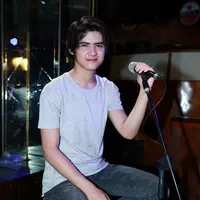 Aliando mengaku tidak mengalami kesulitan dalam menceritakan isi lagu tersebut jadi sebuah video klip, meskipun tentang perselingkuhan Aliando tetap mencoba mengerti cerita tentang lagu tersebut. (Deki Prayoga/Bintang.com)