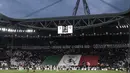 Suporter Juventus membentangkan bendera Italia raksasa saat melawan Torino pada laga Serie A di Stadion Allianz, Turin, Jumat (3/5). Kedua klub bermain imbang 1-1. (AFP/Marco Bertorello)