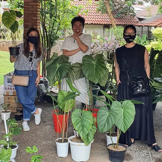 Jarang Tersorot, Ini 7 Potret Terbaru Novita Angie yang Hobi Berkebun