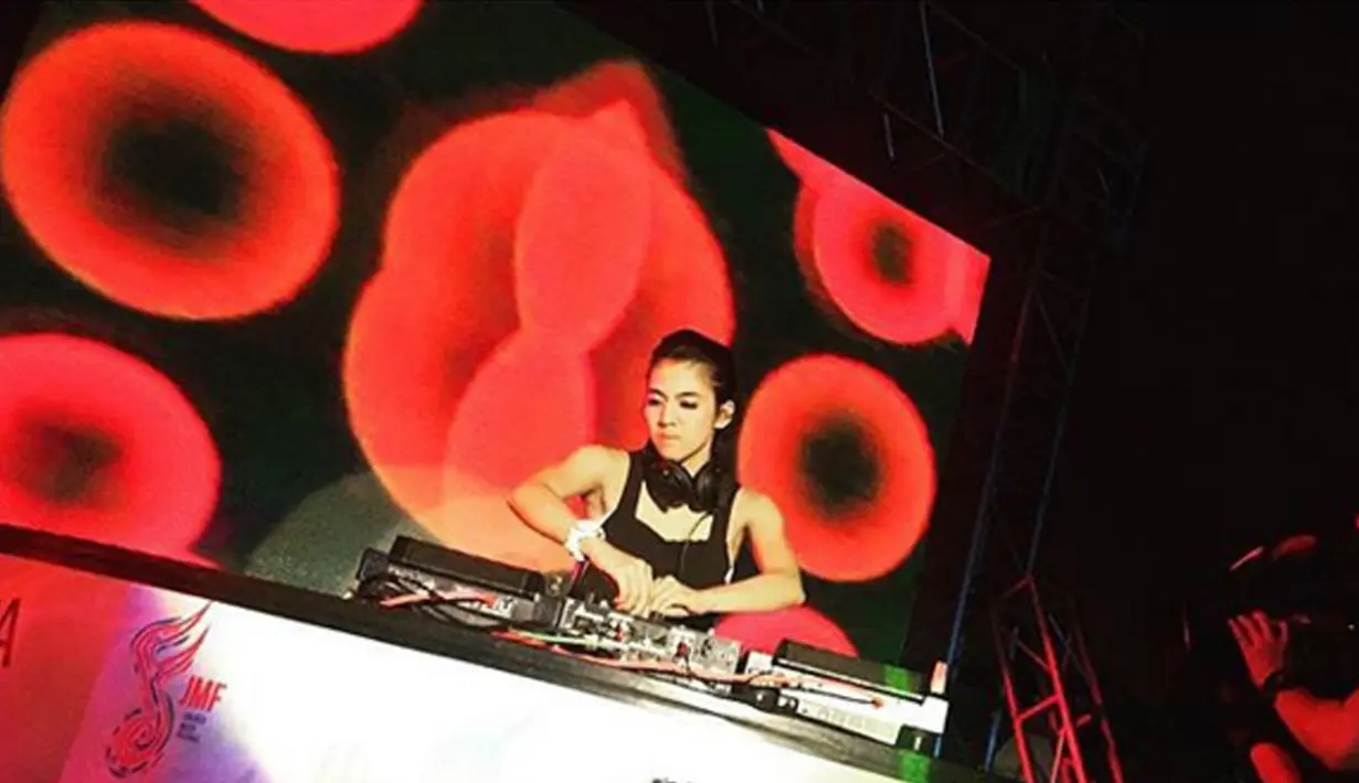 DJ Una Putri mengaku sering mengikuti kompetisi DJ di luar negeri. Namun, wanita mungil ini memang tidak pernah berpartisipasi dalam kompetisi serupa di Tanah Air. (instagram.com/putriuna)