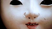 Boneka seram dengan rambut yang terus tumbuh memanjang.