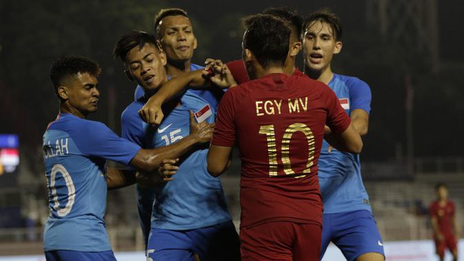 Gelandang Timnas Indonesia U-22, Egy Maulana, bersitegang dengan pemain Singapura U-22 pada laga SEA Games 2019 di Stadion Rizal Memorial, Manila, Kamis (28/11). Indonesia menang 2-0 atas Singapura. (Bola.com/M Iqbal Ichsan)