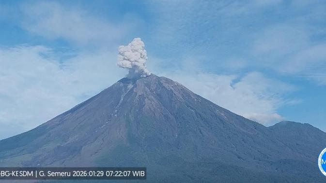 Muntahkan Abu Setinggi 700 Meter, Ini Status Terkini Gunung Semeru