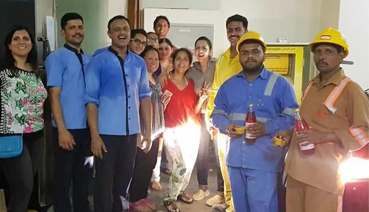 Warga dan pekerja berfoto bersama sambil memegang makanan dan minuman untuk berbuka saat  Ramadan tahun lalu di Dubai. Hingga kini sebanyak 74 kulkas telah ini disebarkan di seluruh kota di Dubai untuk Ramadan 2018. (www.instagram.com/ramadanfridgesdxb)