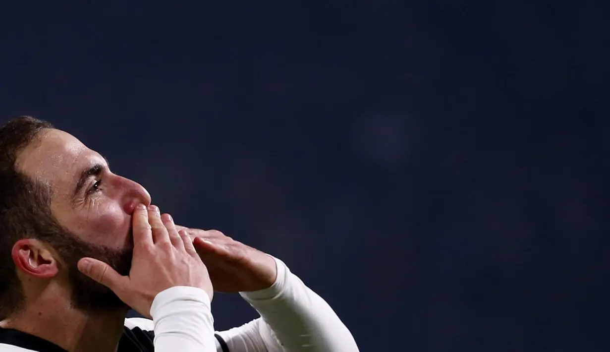 Ekspresi pemain Juventus, Gonzalo Higuain, setelah mencetak gol kemenangan atas AS Roma dalam laga pekan ke-17 Serie A 2016-2017 di Juventus Stadium, Sabtu (17/12/2016) waktu setempat. (AFP/Marco Bertorello)